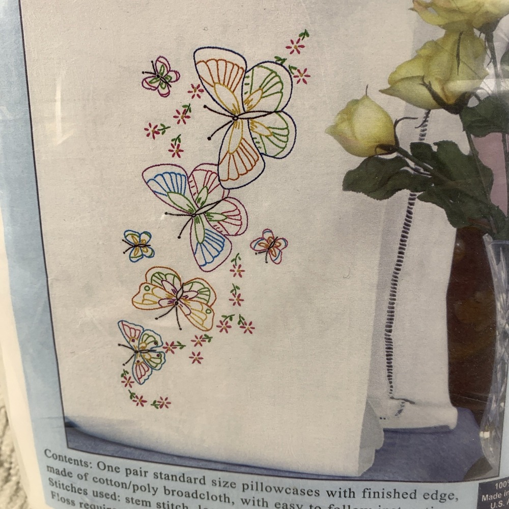 Pillowcases Lace Edge Stamped Embroidery FLUTTERING BUTTERFLIES Jack Dempsey NOS - Picture 6 of 8